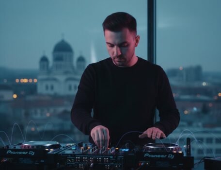 Mixaj Armonic DJ: Ghidul Complet pentru Tranziții Perfecte în 2026